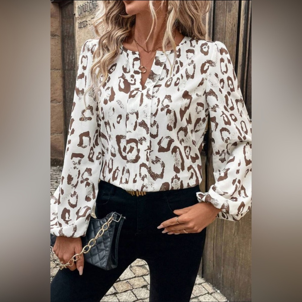 Sienna - leopard print split neck balloon sleeve blouse - Picture 2 of 3